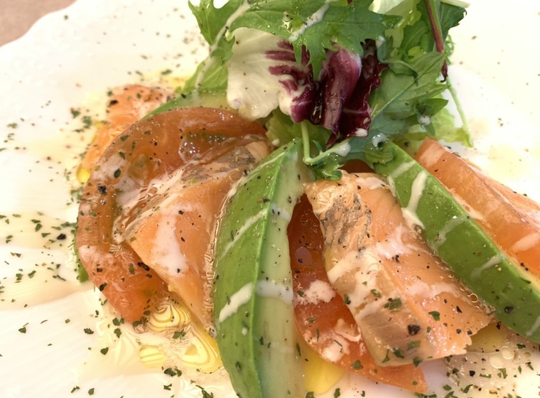 サーモン、アボカド、トマトの盛り合わせ