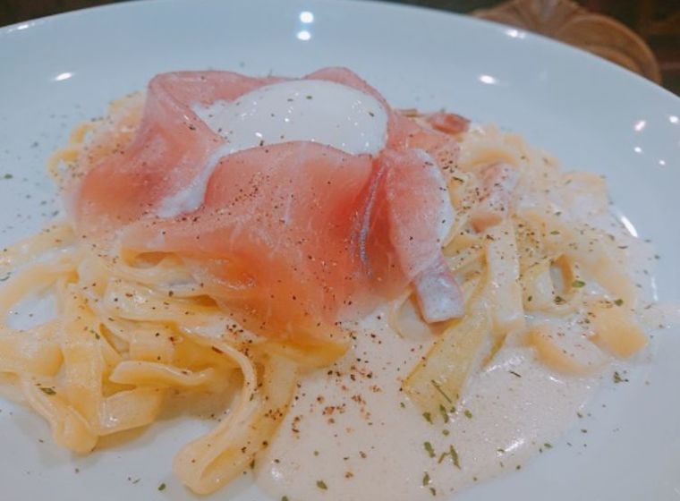 生ハムと半熟卵のカルボナーラ