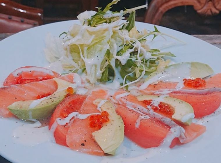 サーモンとアボカドとトマトのサラダ