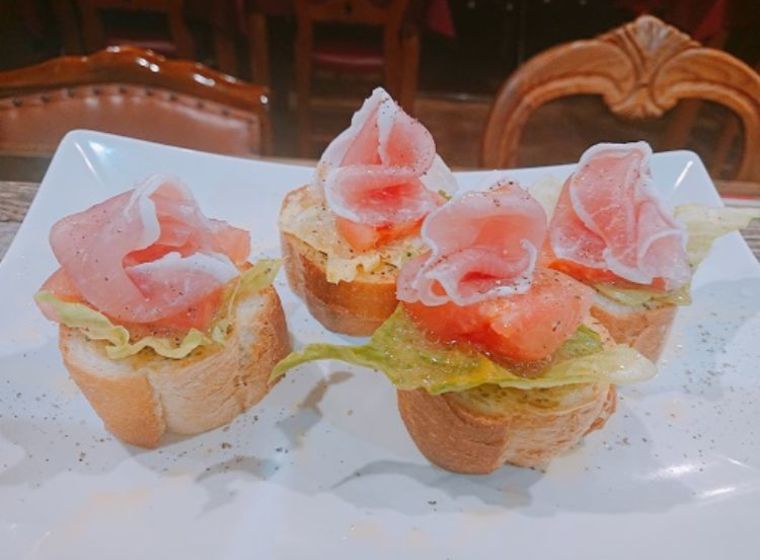 トマトと生ハムのブルスケッタ