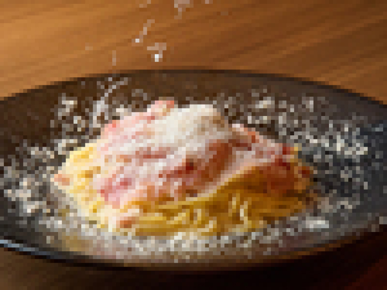 生ハムと半熟玉子のクリーミーカルボナーラ
